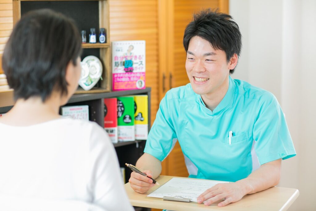浜松の整体院松華で理学療法士の院長・平尾が、問診でお悩みやこれまでの経過をうかがう様子